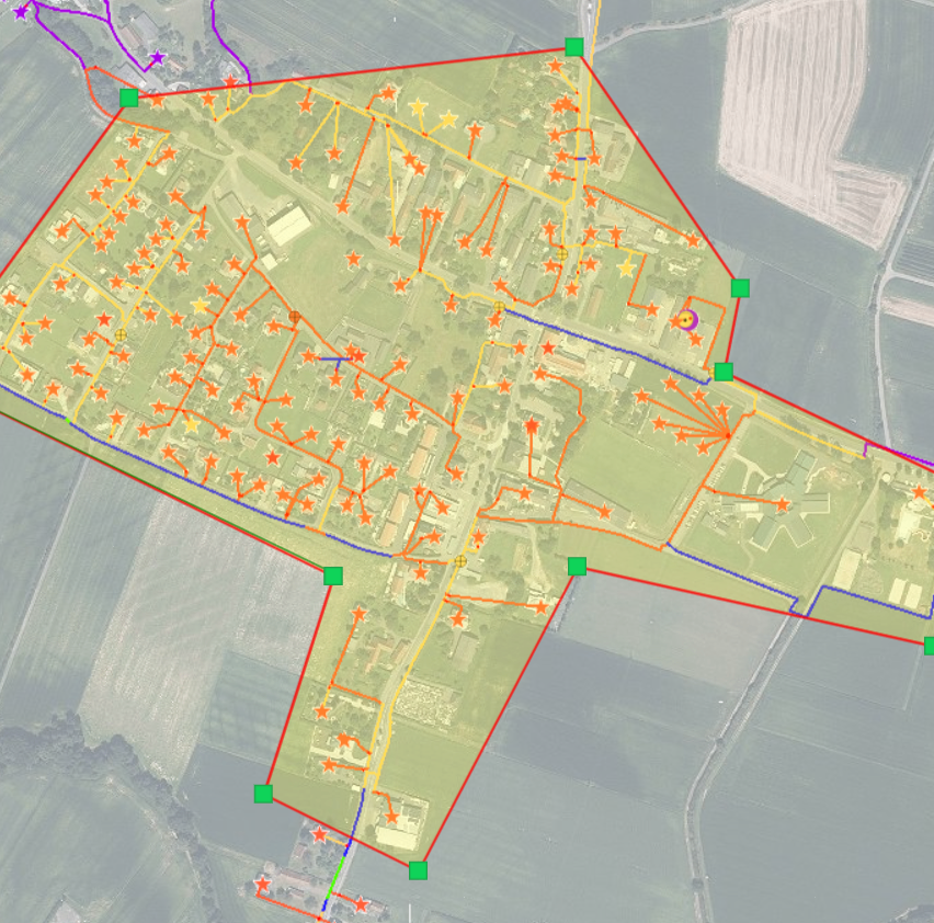 Eine Luftaufnahme zeigt ein ländliches Gebiet mit einem Netzwerk von Wegen und orangefarbenen Markierungen. Das Gebiet ist von einer roten Begrenzungslinie umgeben. Grüne und blaue Linien durchziehen das Gebiet und verbinden verschiedene Punkte.