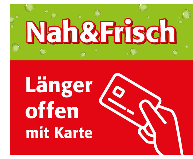 Ein Plakat mit rotem Hintergrund und grünen Akzenten. Es steht 'Nah&Frisch' in Rot. Darunter steht 'Länger offen mit Karte'. In der unteren rechten Ecke hält eine Hand eine Karte.