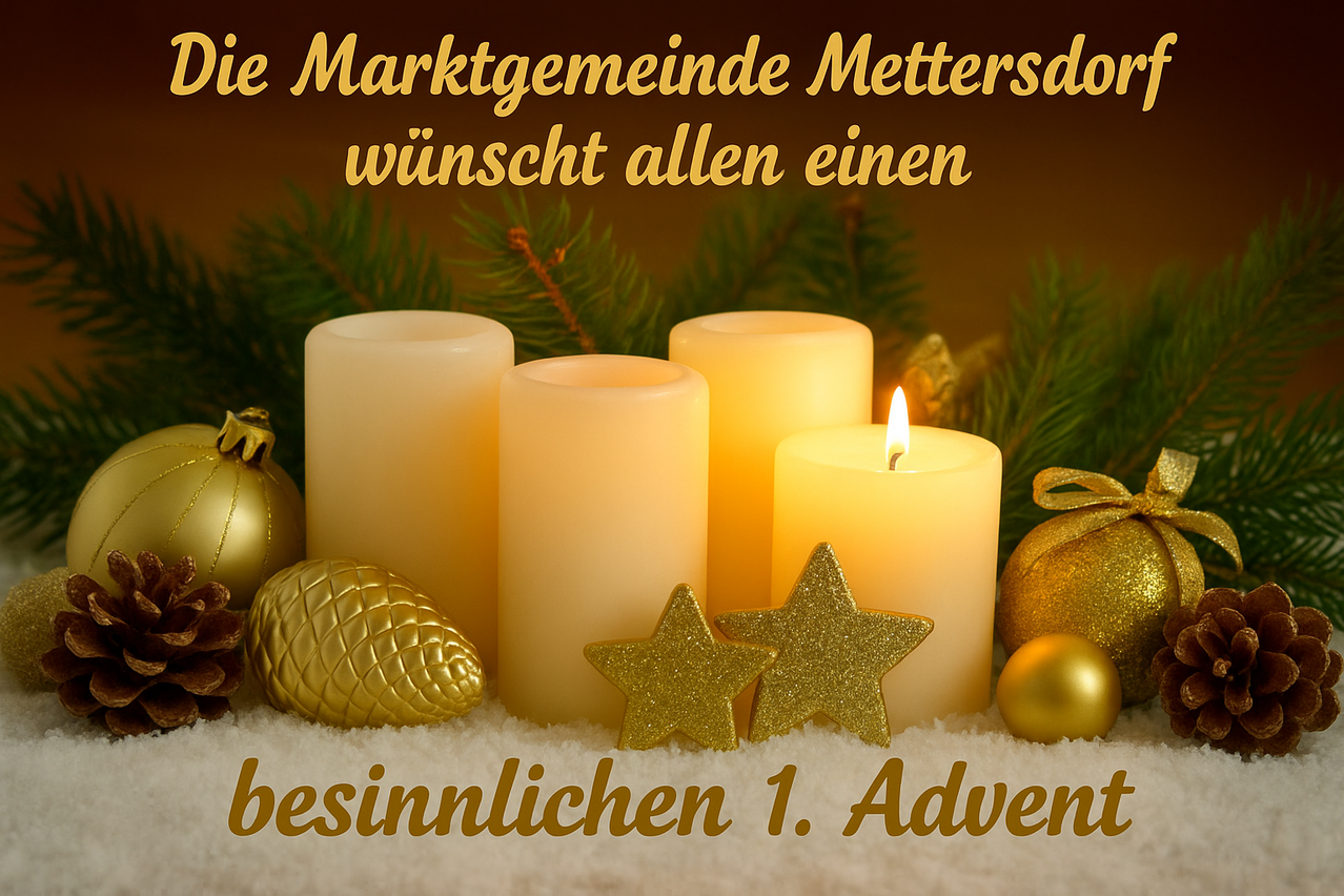 Ein Bild zeigt vier Kerzen, eine entzündet, umgeben von Weihnachtsdekoration, mit einem Textüberlagerung, der allen einen besinnlichen 1. Advent wünscht.