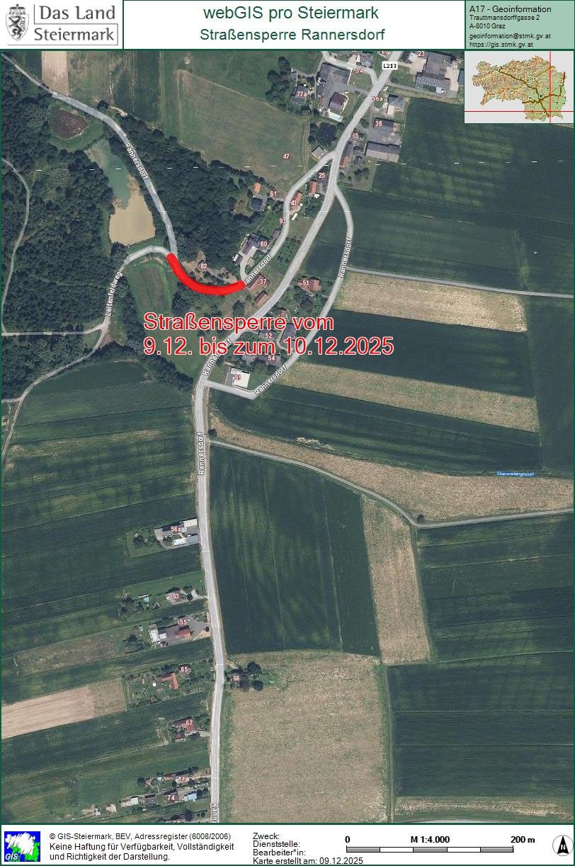 Luftbild mit einer Straße, die durch eine rote Kurve auf eine Straßensperrung vom 9.12. bis zum 10.12.2025 hinweist. Die Umgebung zeigt Felder und kleine Häuser.