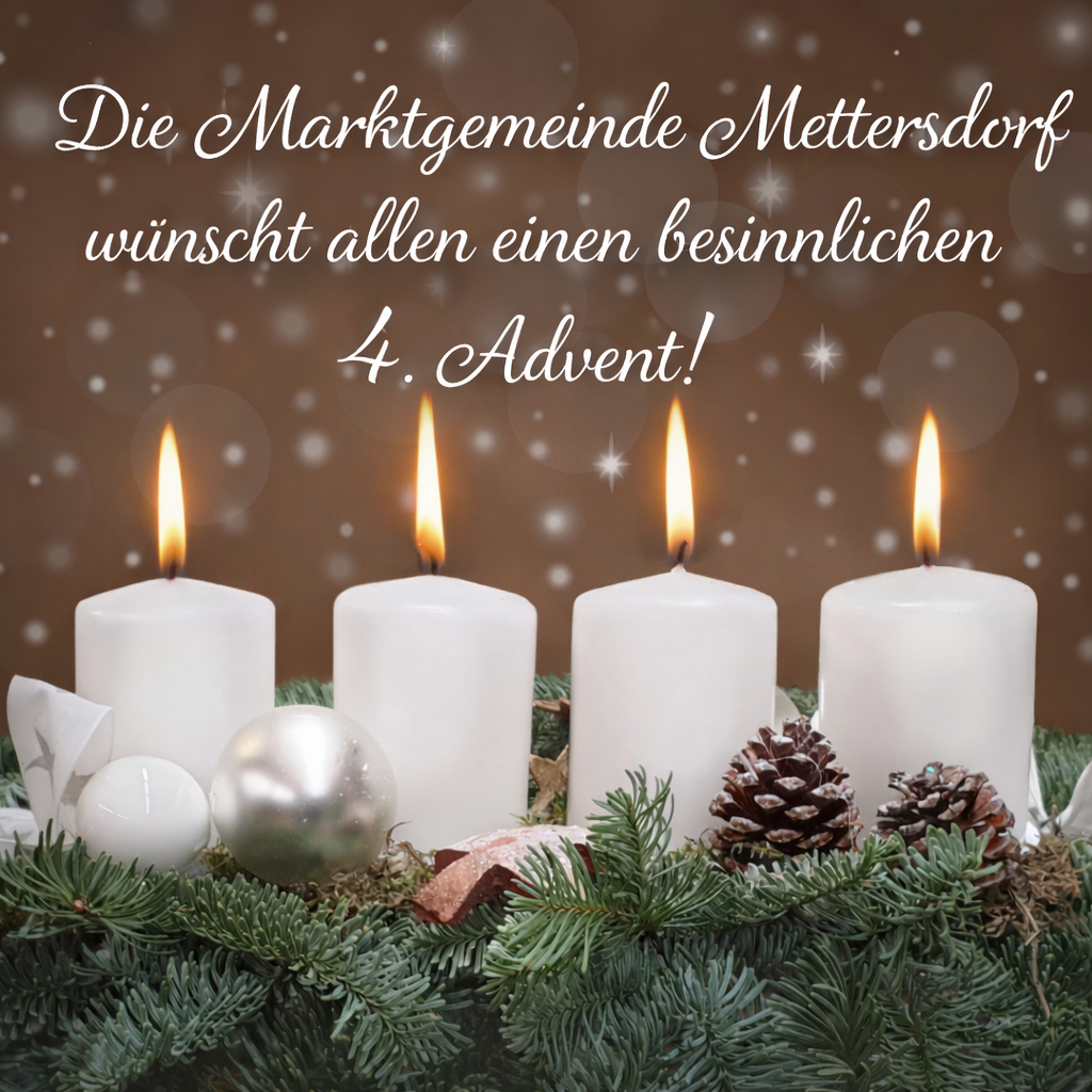 Das Bild zeigt vier brennende Kerzen, verziert mit Tannenzapfen und silbernen Kugeln, umgeben von immergrünen Zweigen. Oben steht auf Deutsch 'Die Marktgemeinde Mettersdorf wünscht allen einen besinnlichen 4. Advent!', was bedeutet 'Die Marktgemeinde Mettersdorf wünscht allen einen besinnlichen 4. Advent!'.