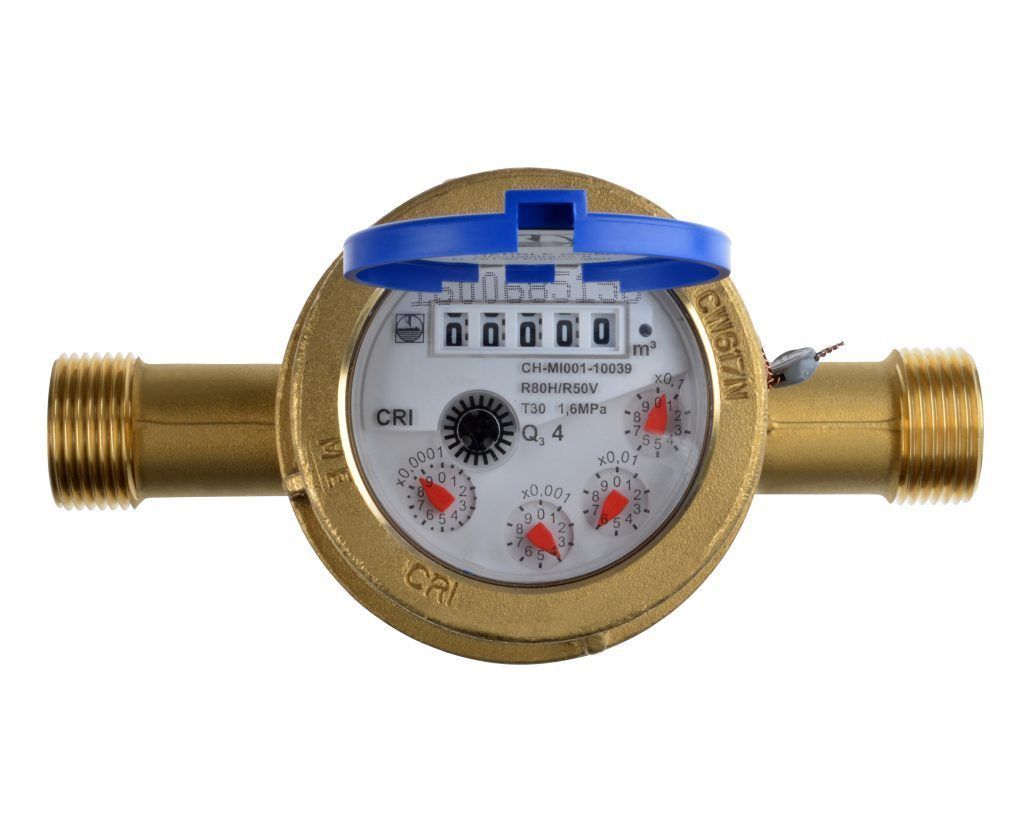 Ein Messingwasserzähler mit blauer Abdeckung, der drei Zeiger und Markierungen für Volumen, Druck und Temperatur zeigt.