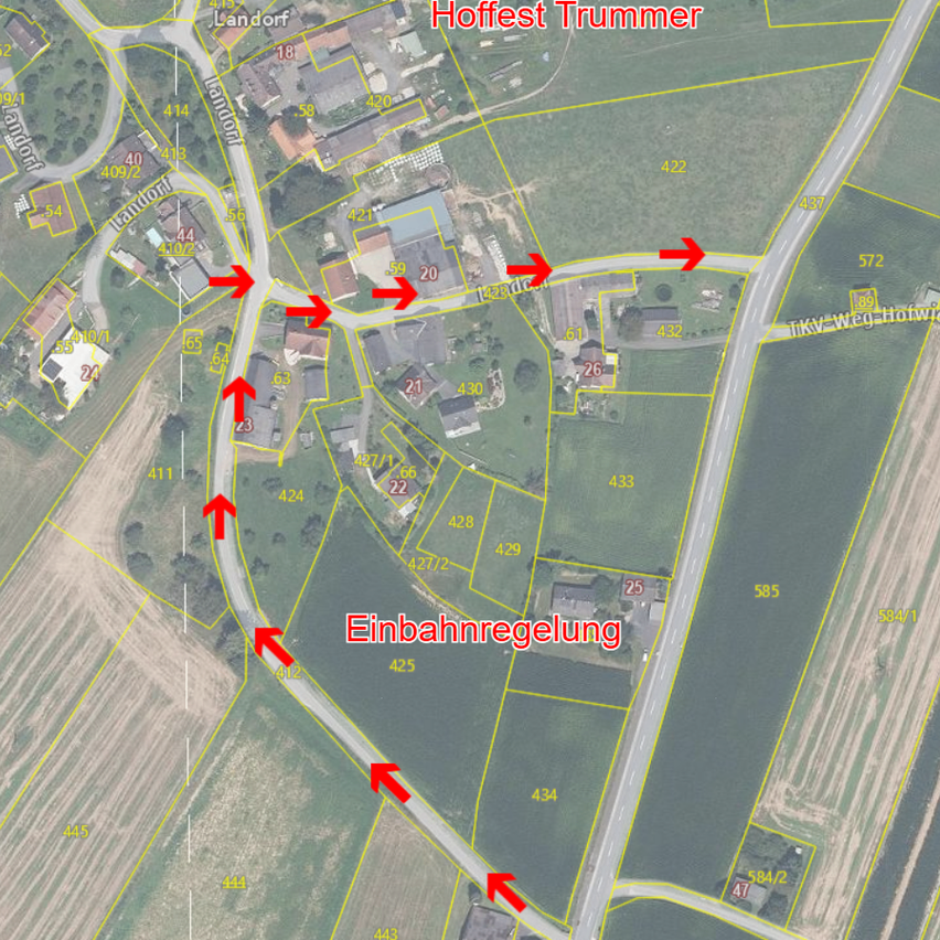 The map shows a rural area with a road named Hoffest Trümmer and another named Einbahnregelung. The map is marked with numbered plots and red arrows indicating directions.