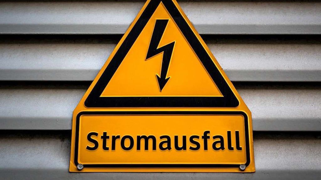A yellow sign with a lightning bolt and the word Stromausfall on a gray background.