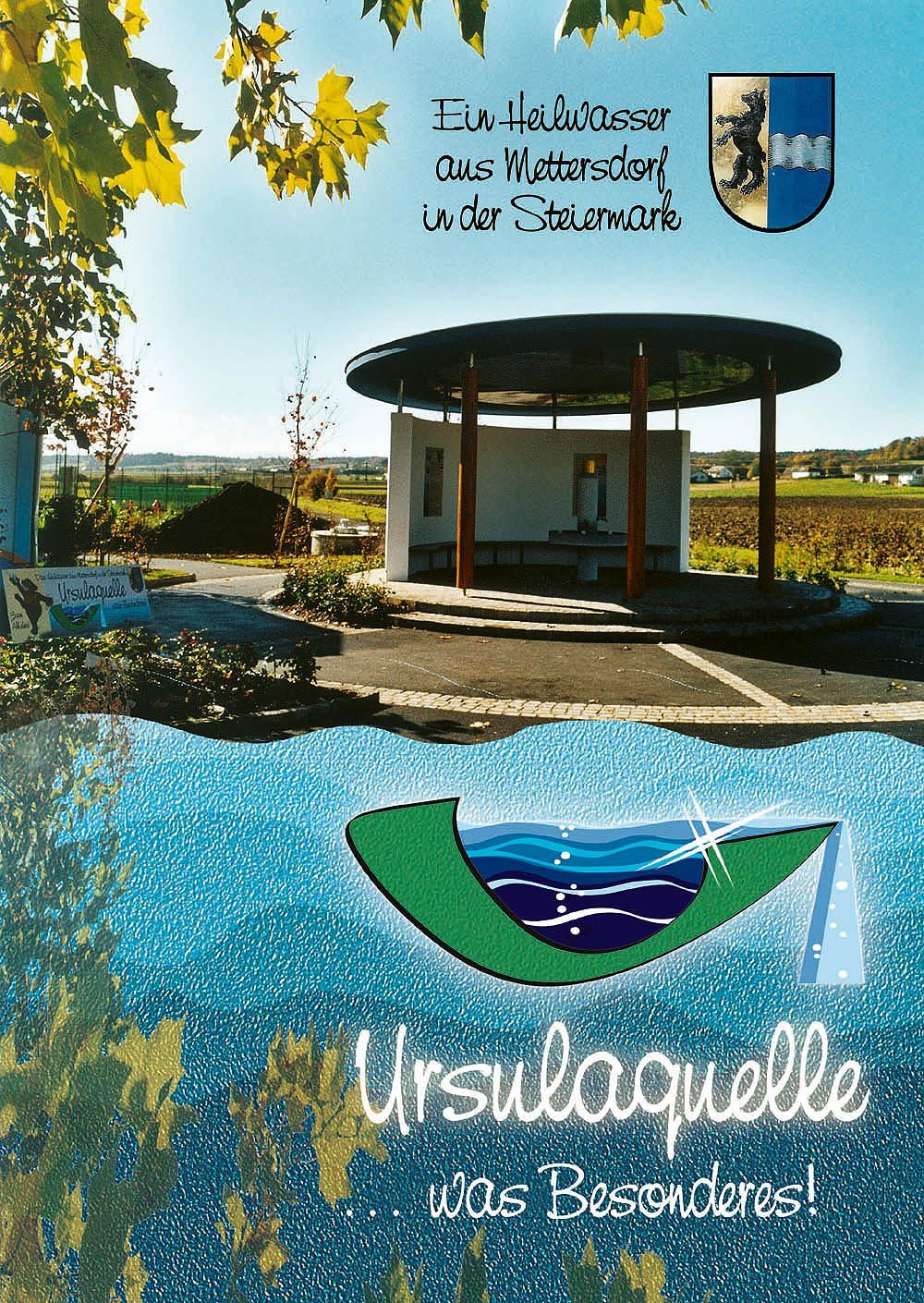 Ein Freiluftpavillon mit rundem Dach und Holzsäulen befindet sich in einem ländlichen Gebiet. Der Pavillon ist von Grün umgeben und liegt in der Nähe eines Gewässers. Ein blaues und grünes Blattlogo befindet sich unter dem Pavillon.