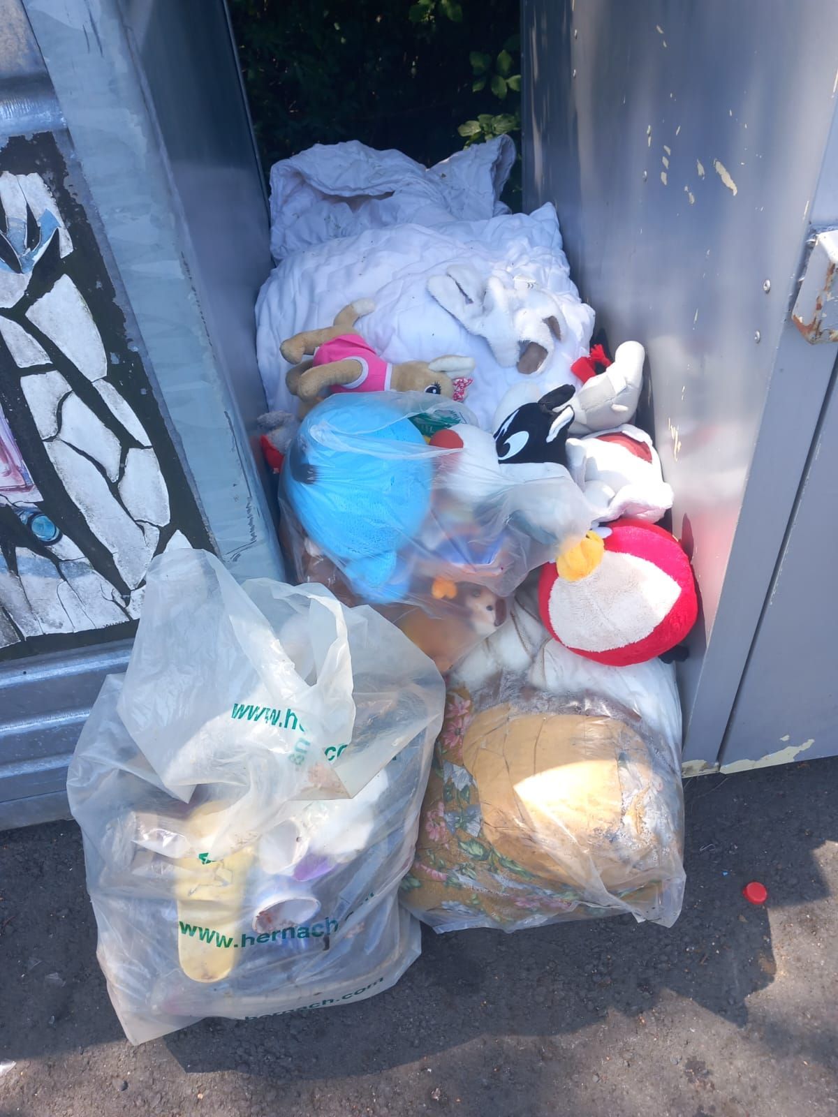 Spielzeugtiere und Decken in einem Container in Wien