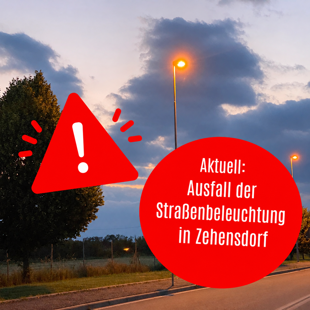 Ein Warnhinweis auf einer Straße weist auf einen Ausfall der Straßenbeleuchtung in Zehnsdorf hin. Der Himmel ist bewölkt, und eine einzelne beleuchtete Straßenlampe steht am Straßenrand.