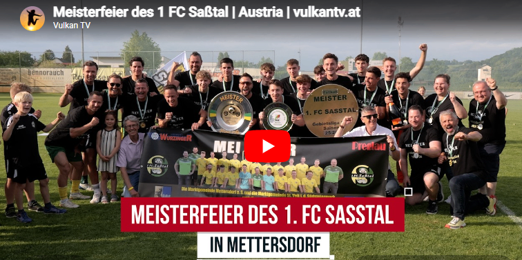 Eine Fußballmannschaft von FC Sasstal posiert mit Trophäen und einem Videobanner. Sie tragen schwarze Trikots und halten Medaillen. Das Bild wurde auf einem grünen Feld aufgenommen.