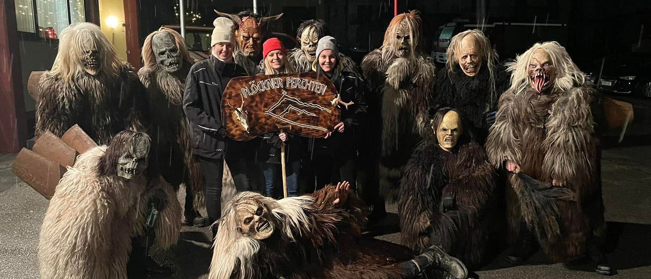 Bild enthält, Adult, Female, Person, Woman, Bear, Mammal, Wildlife, Festival, Face, People