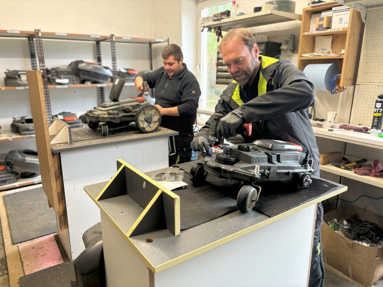 Bild enthält, Building, Factory, Manufacturing, Workshop, Adult, Male, Man, Person, Wheel, Face