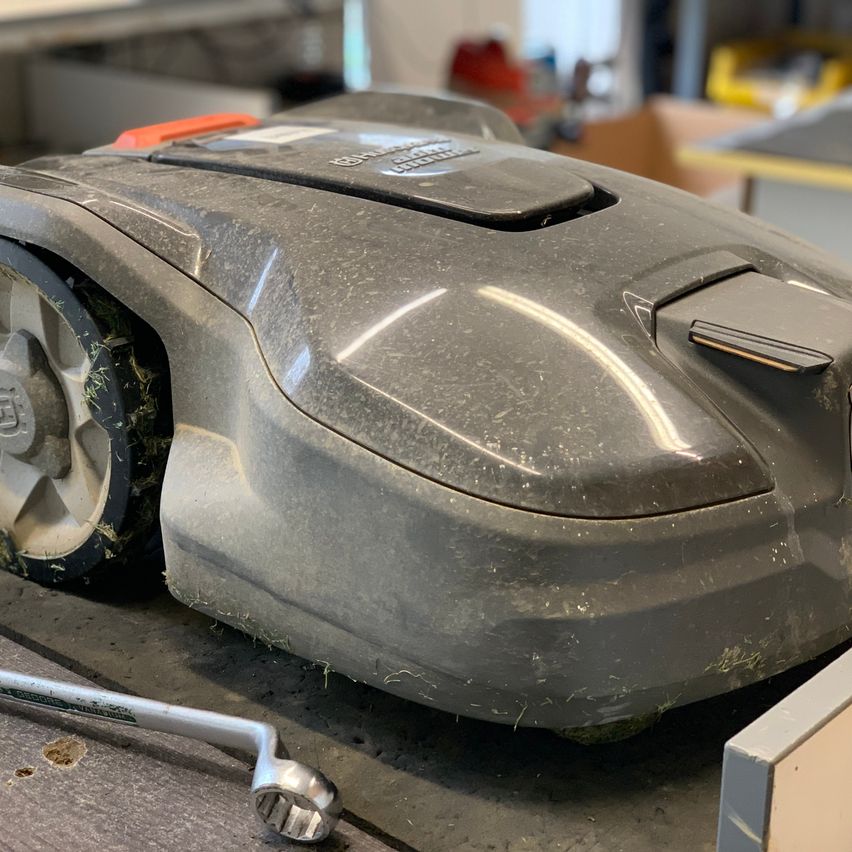 Bild enthält, Grass, Plant, Lawn, Machine, Wheel, Device, Lawn Mower, Tool, Tire, Car