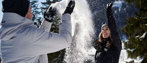 Bild enthält, Nature, Outdoors, Adult, Female, Person, Woman, Male, Man, Glove, Snow