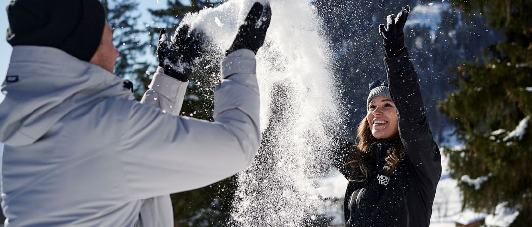 Bild enthält, Nature, Outdoors, Adult, Female, Person, Woman, Male, Man, Glove, Snow