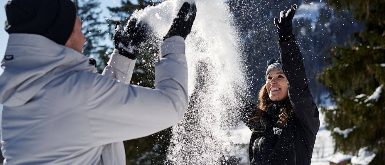 Bild enthält, Nature, Outdoors, Adult, Female, Person, Woman, Male, Man, Glove, Snow