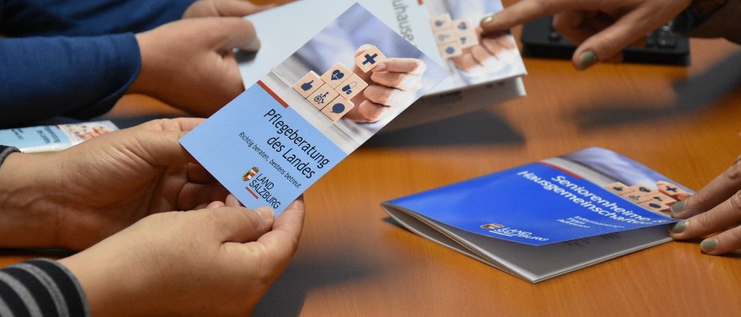 Bild enthält, Advertisement, Poster, Text, Business Card, Paper