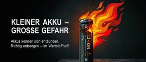 Ein Bild einer brennenden Batterie mit den Worten 'ER AKU - SE GE-AHR'. Eine Batterie ist mit Flammen um sie herum dargestellt. Die Batterie ist mit '3,7 V WIEDERAUFLADBARE BATTERIE' beschriftet. Sie befindet sich auf einem Tisch.