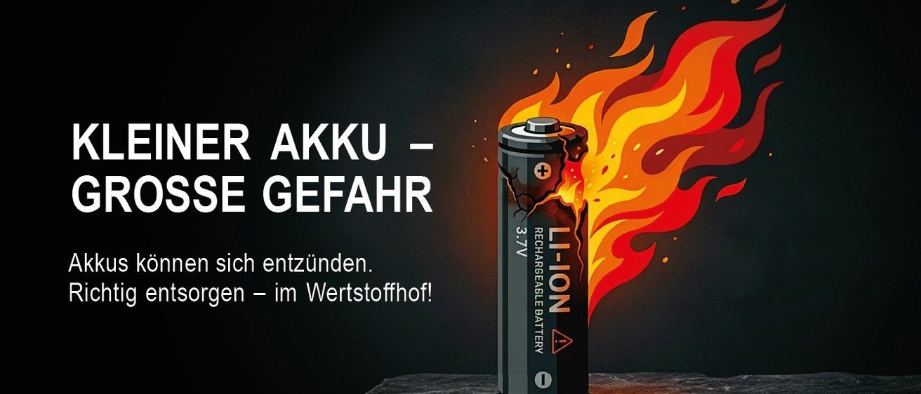 Ein Bild einer brennenden Batterie mit den Worten 'ER AKU - SE GE-AHR'. Eine Batterie ist mit Flammen um sie herum dargestellt. Die Batterie ist mit '3,7 V WIEDERAUFLADBARE BATTERIE' beschriftet. Sie befindet sich auf einem Tisch.