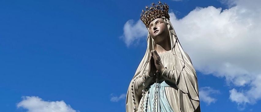 Bild enthält, Art, Adult, Female, Person, Woman, Face, Prayer, Gun, Sculpture, Statue