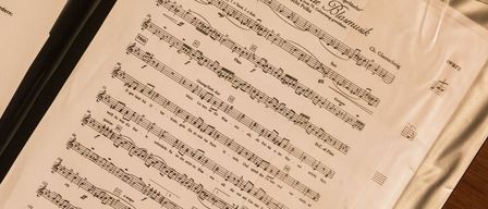Eine Nahaufnahme einer Notenschrift mit musikalischen Noten und Text in einer Fremdsprache. Es scheint sich um eine Komposition von G. Glantschnig zu handeln.
