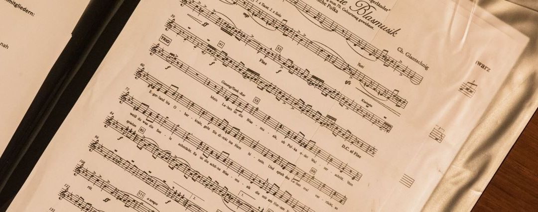 Eine Nahaufnahme einer Notenschrift mit musikalischen Noten und Text in einer Fremdsprache. Es scheint sich um eine Komposition von G. Glantschnig zu handeln.