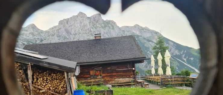 Bild enthält, Outdoors, Nature, Shelter, Housing, Symbol, Countryside, House