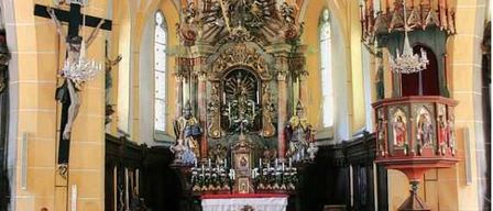 Bild enthält, Altar, Building, Church, Prayer, Indoors