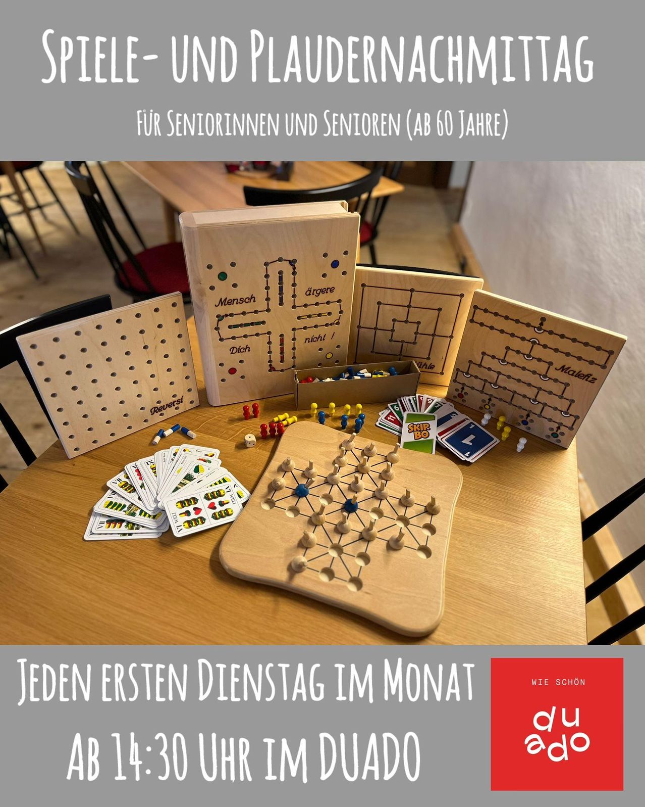 Ein Holztisch zeigt verschiedene Brettspiele, einschließlich eines Labyrinthspiels, Karten und Würfel. Es ist für Senioren ab 60 Jahren, jeden ersten Dienstag im Monat.