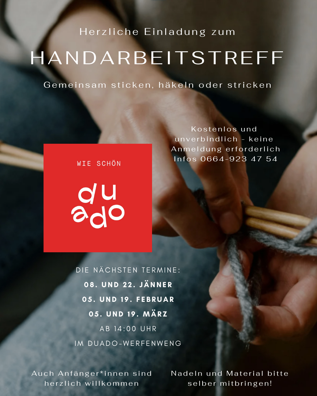 Plakat für Handarbeitstreffen. Hände stricken und häkeln. Termine und Uhrzeiten für Treffen sind angegeben. Kontaktnummer ist 0664-923 47 54.
