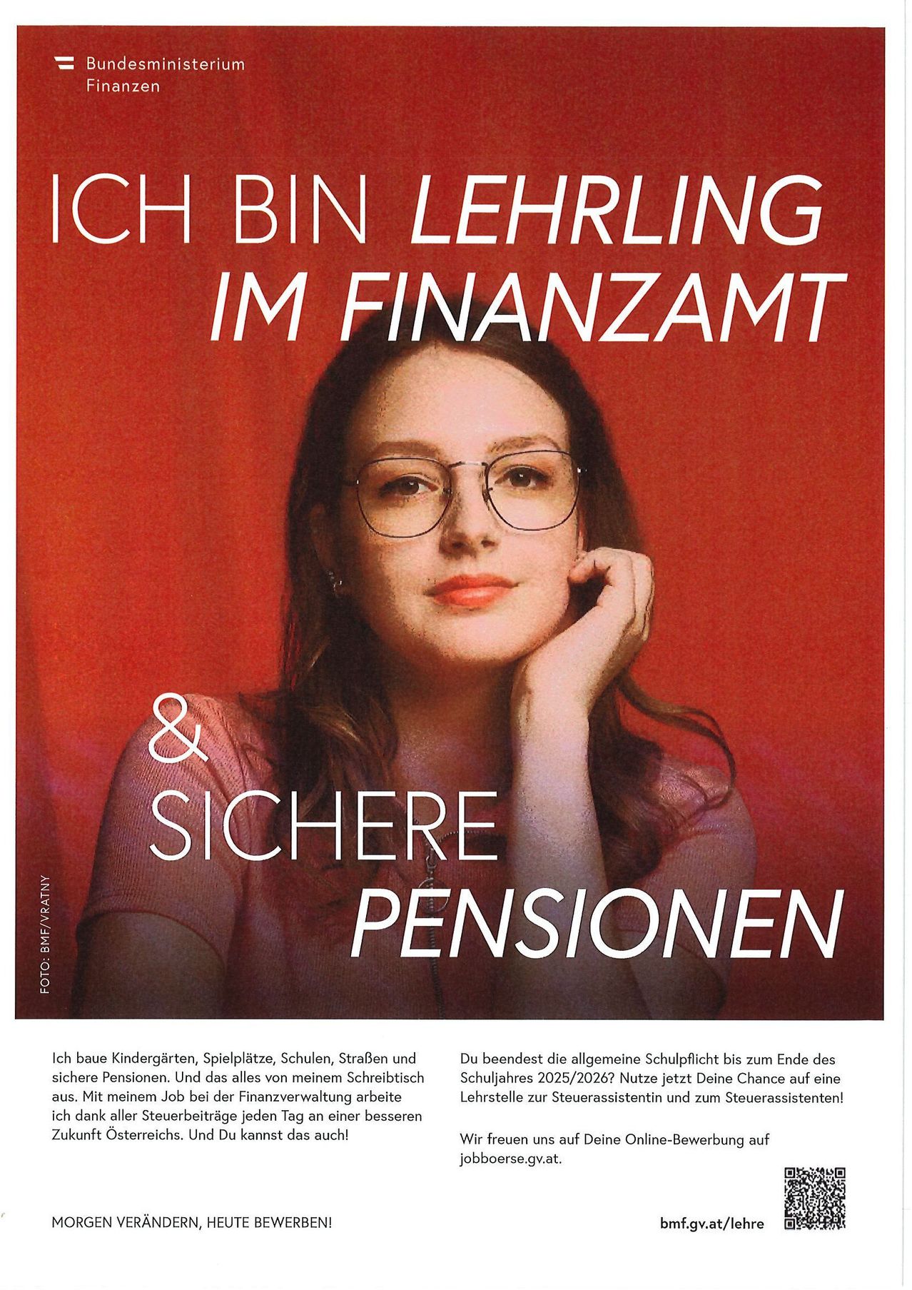 Eine Frau mit Brille posiert für ein Bild vor einem roten Hintergrund. Der Text lautet: 'Ich bin Lehrling im Finanzamt & sichere Pensionen.' Das Bild enthält einen Wasserzeichen mit dem Text 'BMF/NRATY' auf der linken Seite.