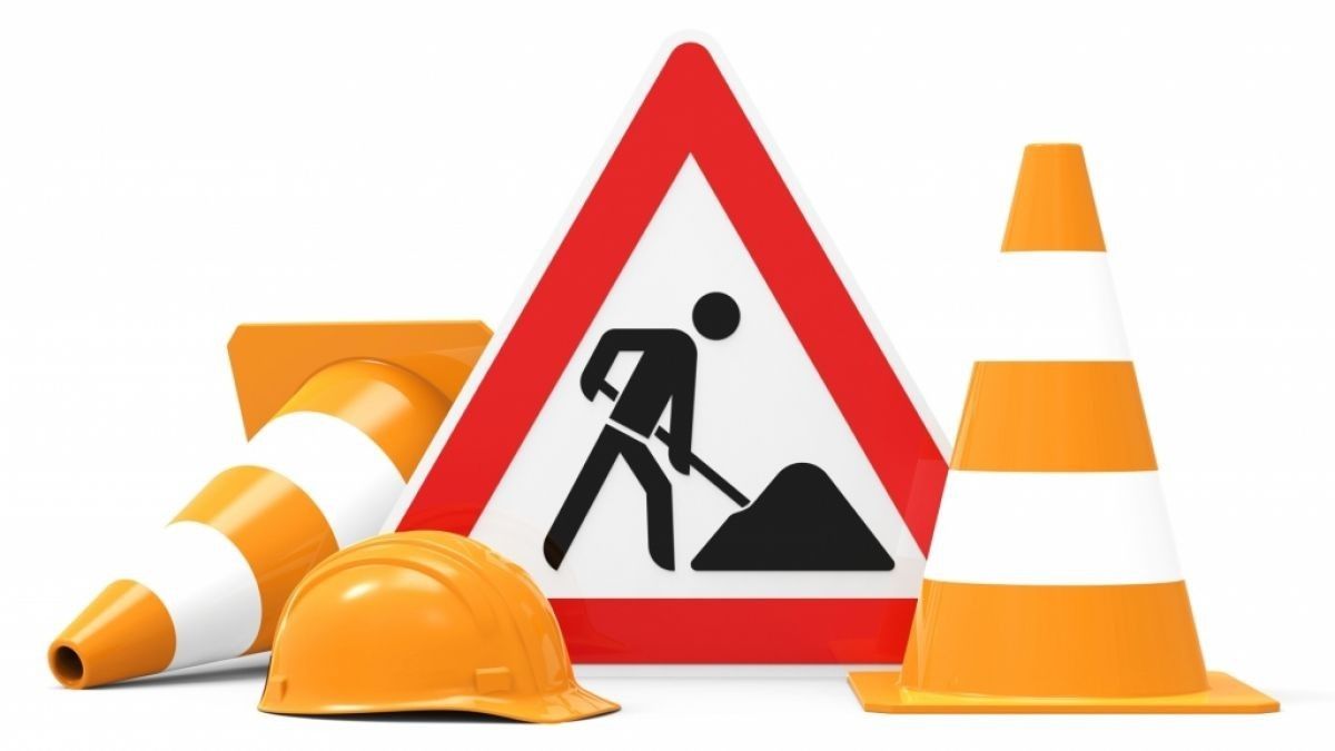 Ein Baustellenschild mit einer grabenbauenden Person, zwei orangefarbenen Verkehrskegeln und einem gelben Schutzhelm auf weißem Hintergrund.
