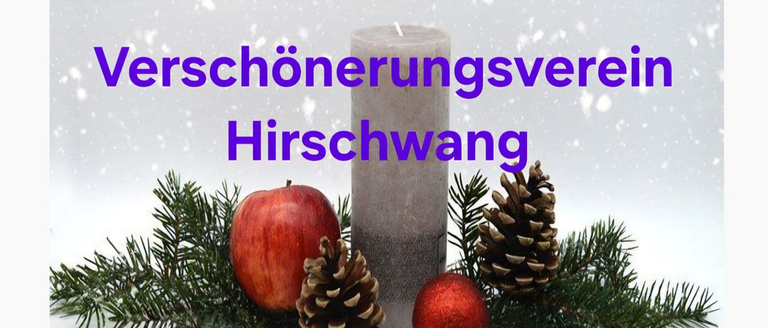 Eine Kerze umgeben von Tannenzapfen, einem Apfel und einer roten Kugel. Der Hintergrund hat einen winterlichen Look mit fallendem Schnee. Der Text lautet 'chonerungsv Hirschwang'.