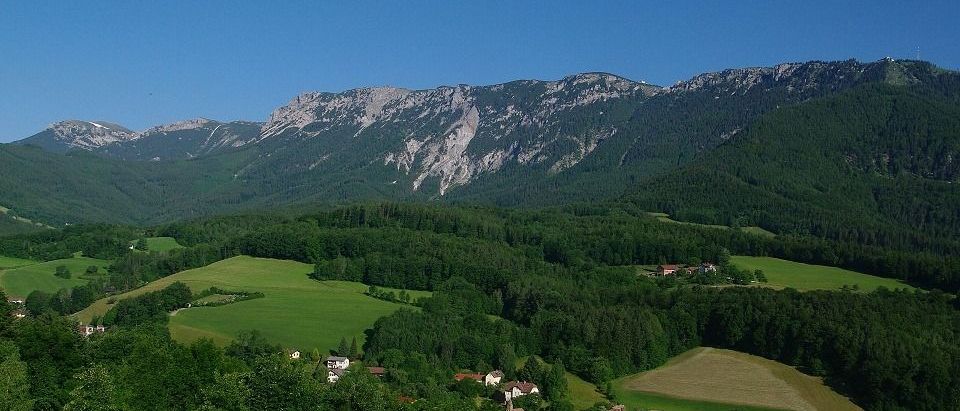 Bild enthält, Landscape, Nature, Outdoors, Grass, Green, Scenery, Mountain Range, Peak, Wilderness, Vegetation