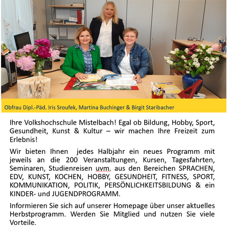 Drei Frauen stehen hinter einem Tisch. Sie lächeln und scheinen über etwas zu diskutieren. Eine von ihnen hält ein Buch und einen Stift. Im Hintergrund befinden sich Blumen und ein Computer.