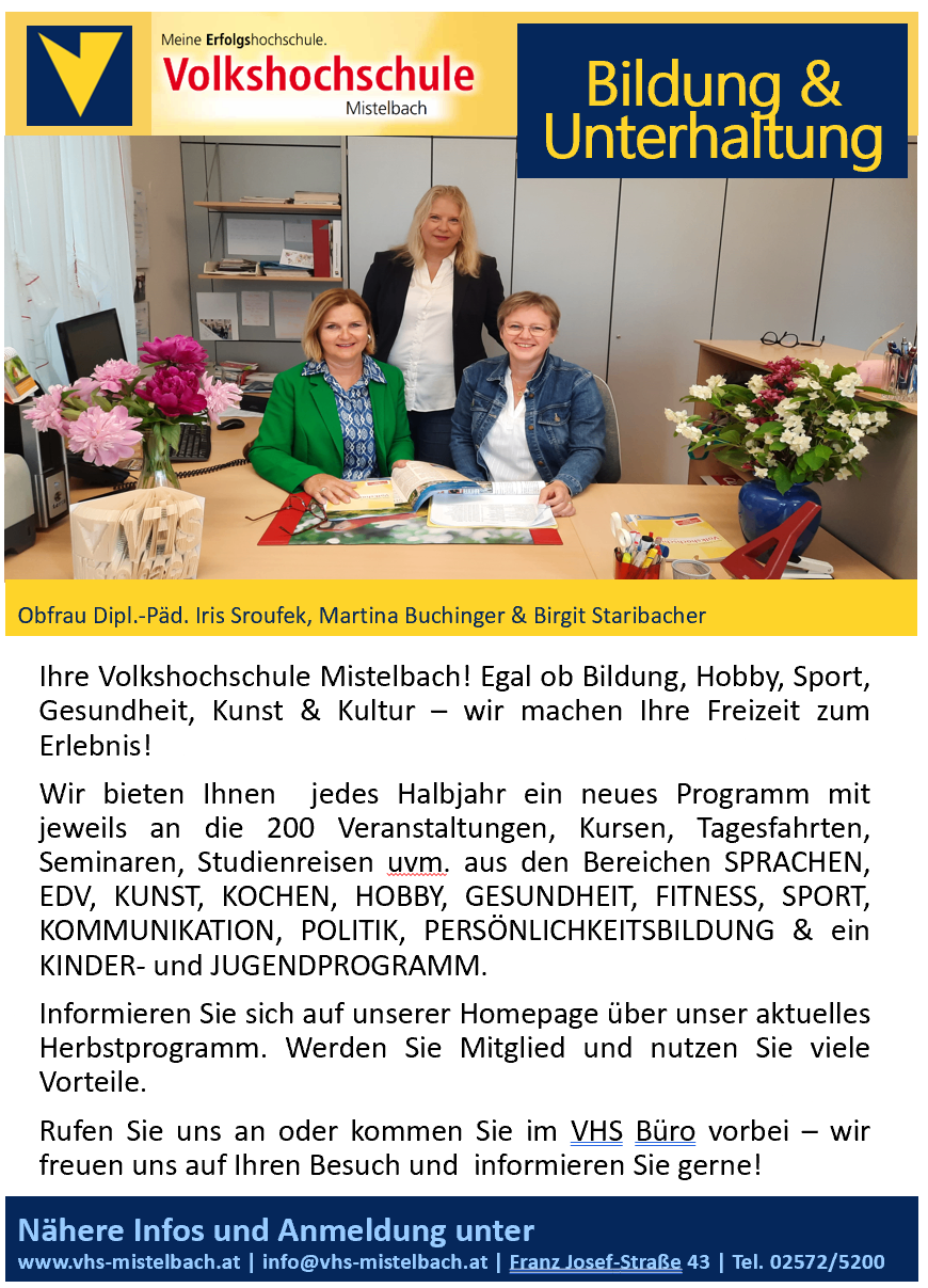 Drei Frauen stehen hinter einem Tisch. Sie lächeln und scheinen über etwas zu diskutieren. Eine von ihnen hält ein Buch und einen Stift. Im Hintergrund befinden sich Blumen und ein Computer.