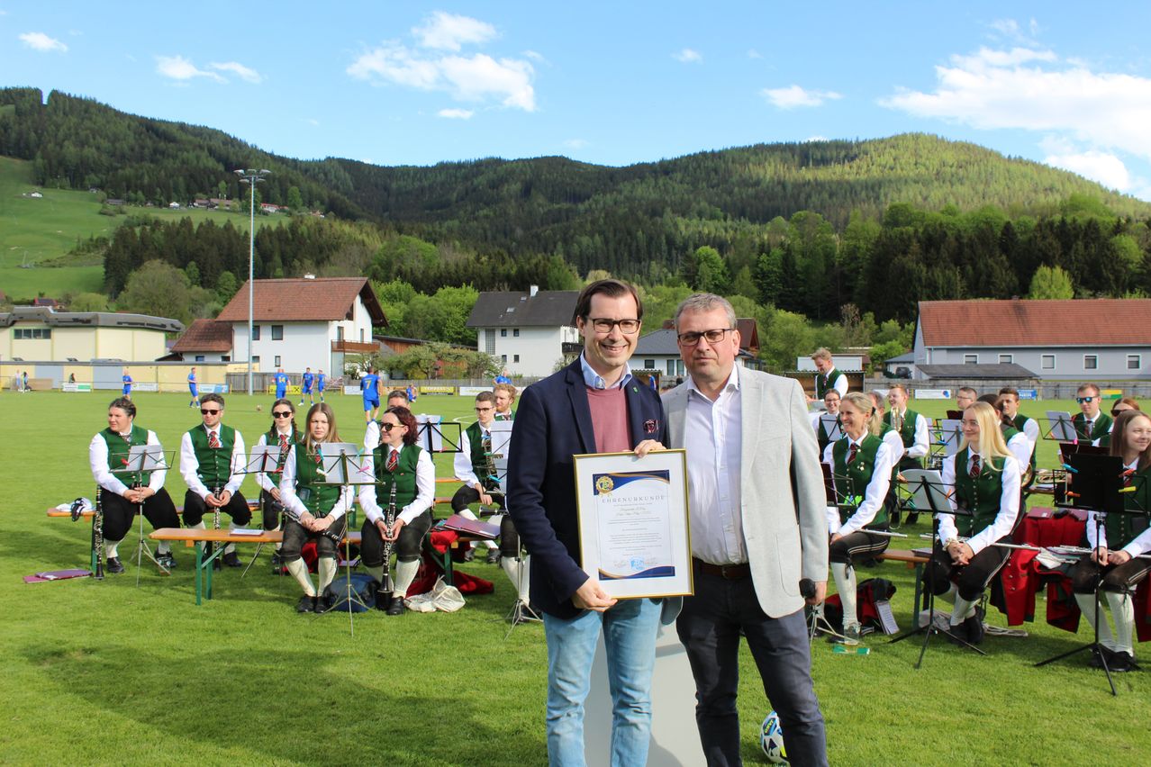 Bgm. Hofer mit SV-Obmann Gassner (Foto: Hanna Fladl / Gemeinde Turnau)