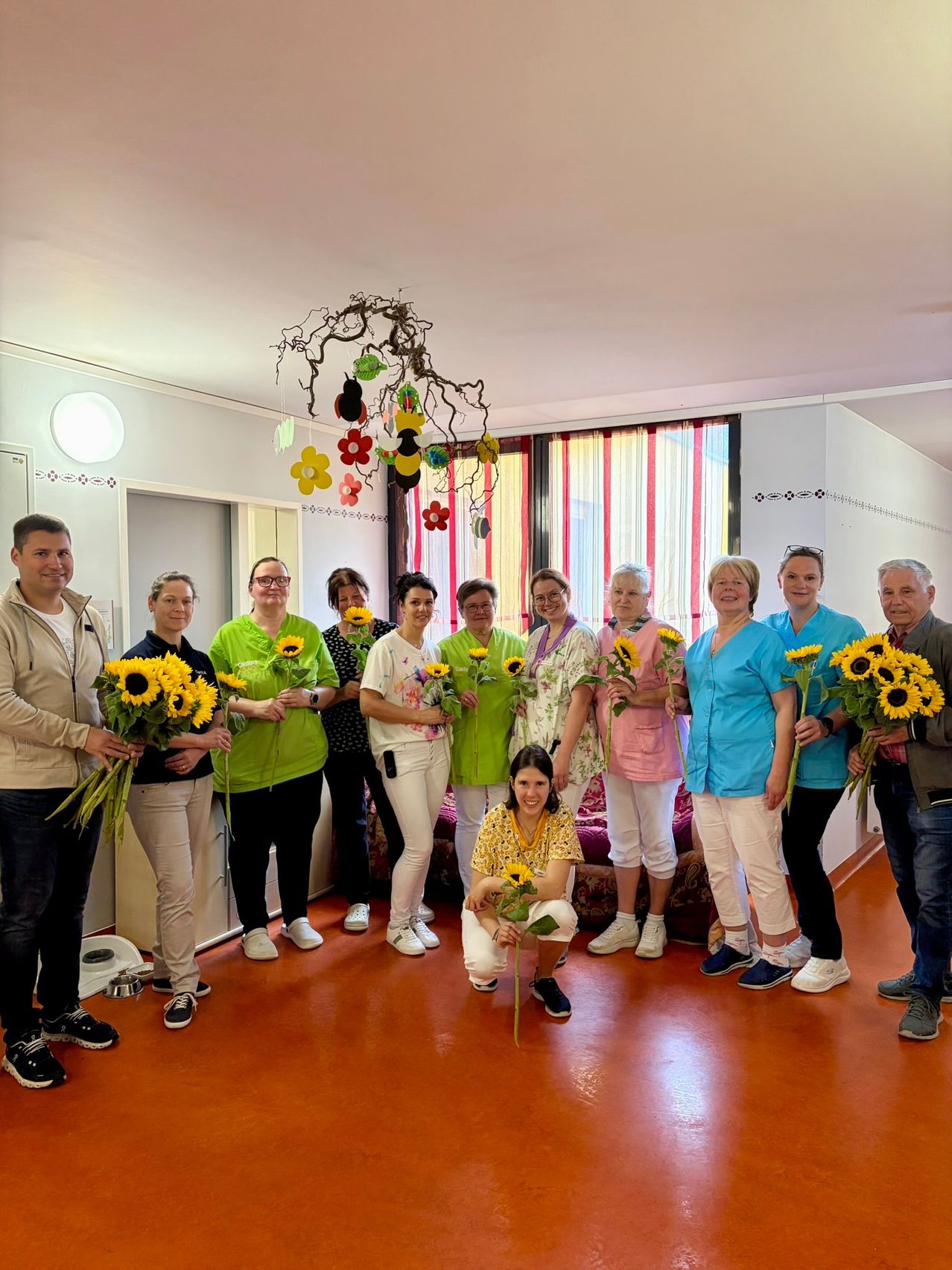 v.l.: GK Höfler und GR Dotter mit dem Team des Caritas-Seniorenwohnheim- und Pflegeheims (Foto: Hanna Fladl / Gemeinde Turnau)