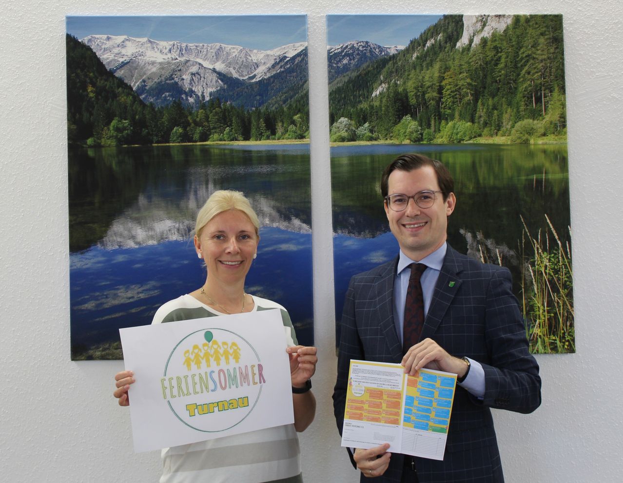 Bgm. LAbg. Stefan Hofer und Karin Zinner präsentieren das Programm des Turnauer Feriensommers 2026