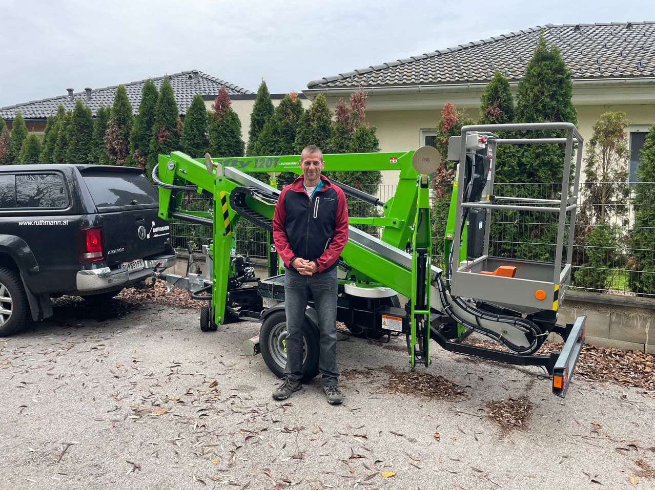 Bild enthält, Adult, Male, Man, Person, Wheel, Bumper, Vehicle, Car, Jacket, Shoe