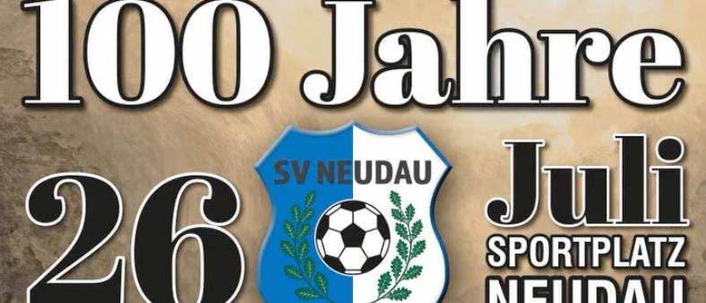Plakat zum 100-jährigen Jubiläum von Neudau, mit SV Neudau. Es zeigt einen Fußball, Teamlogos und Veranstaltungsdetails. Die Veranstaltung beginnt um 9 Uhr mit Jugendturnieren. Der Neudauer Cup startet um 12 Uhr, gefolgt vom FC Südburgenland-Spiel um 19 Uhr. Die Siegerehrung des Neudauer Cups ist um 21 Uhr.
