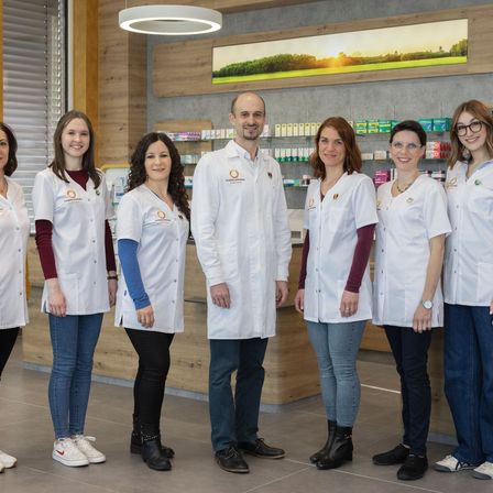 Bild enthält, Adult, Female, Person, Woman, Coat, Girl, Teen, Male, Man, Shop