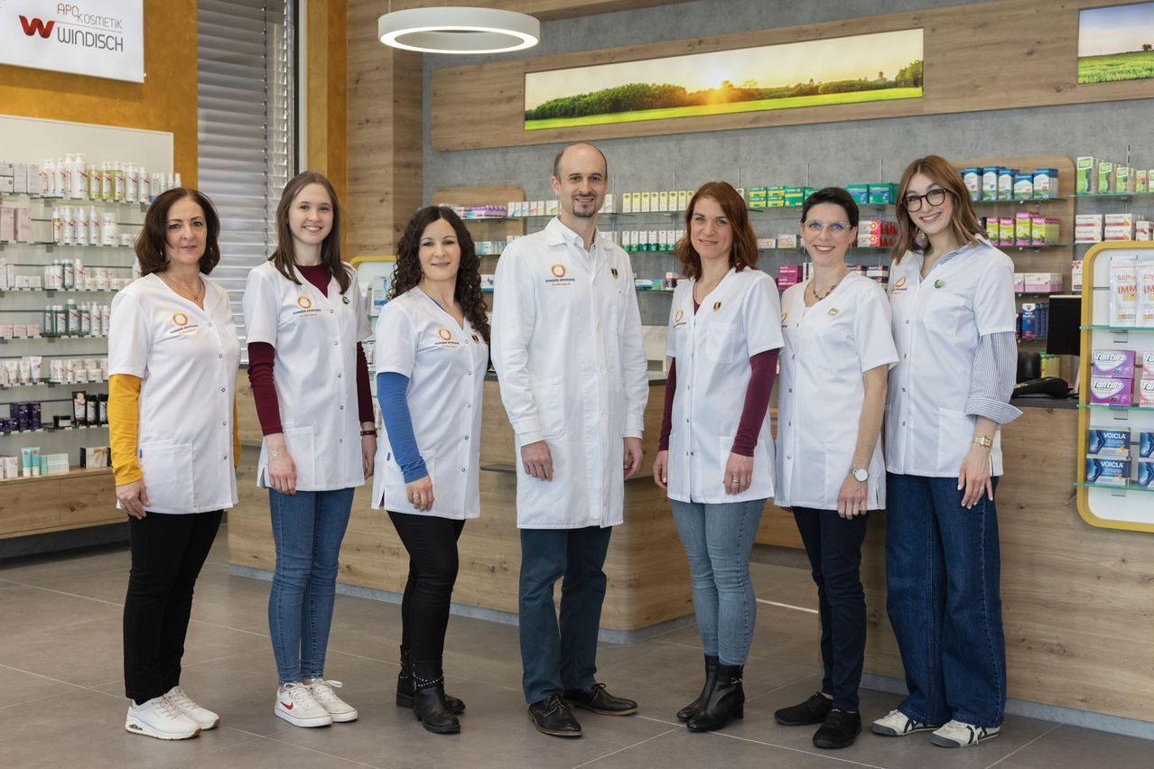 Bild enthält, Adult, Female, Person, Woman, Coat, Girl, Teen, Male, Man, Shop