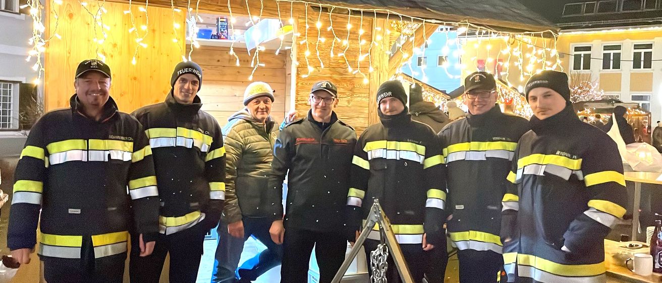 Bild enthält, Person, Adult, Male, Man, Cup, Fireman, Glove, Glasses, Shoe, Hat