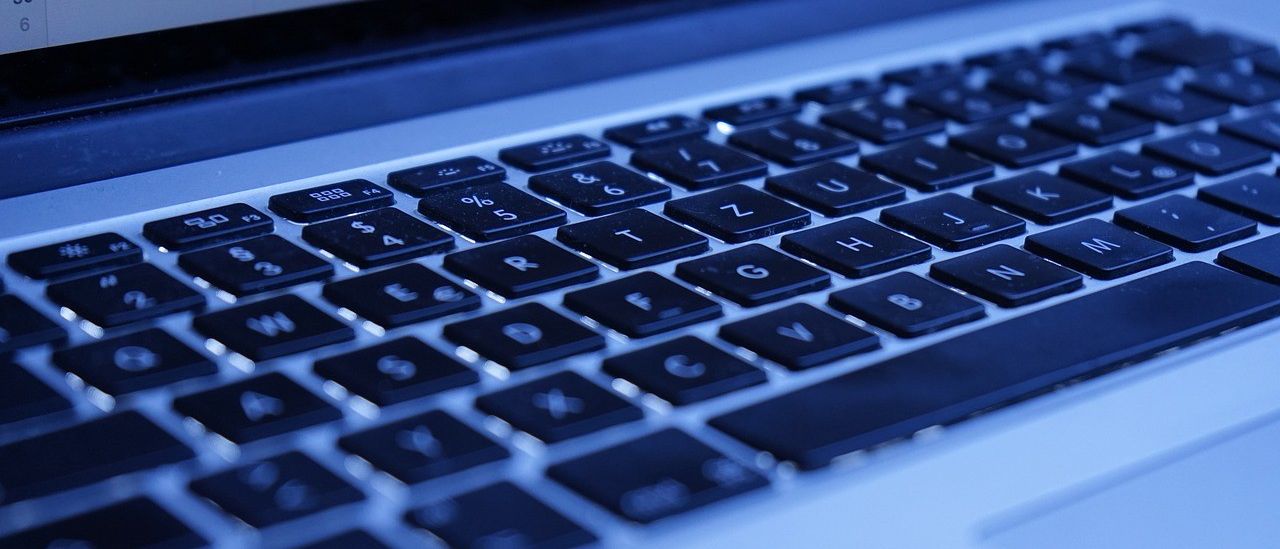 Bild enthält, Computer, Computer Hardware, Computer Keyboard, Electronics, Hardware, Laptop, Pc