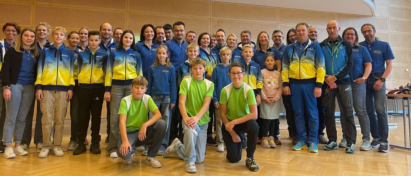 Bild enthält, Groupshot, Person, Boy, Male, Teen, People, Pants, Child, Jeans, Shoe