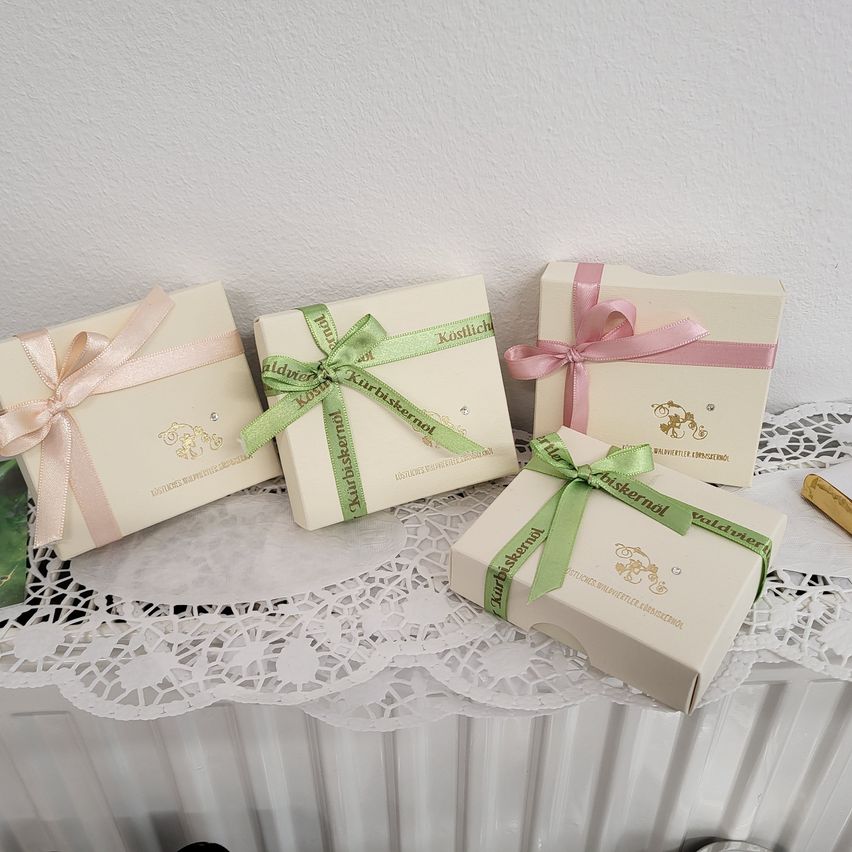 Bild enthält, Box, Accessories, Bag, Handbag, Gift