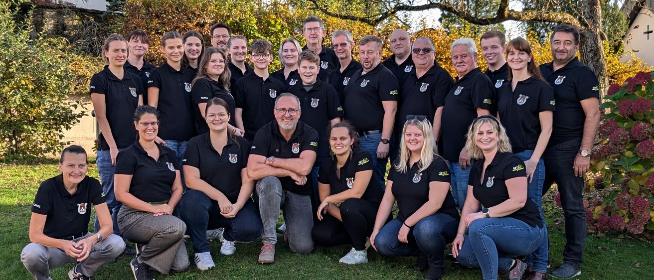 Bild enthält, People, Person, Groupshot, Grass, Pants, Adult, Male, Man, Boy, Teen