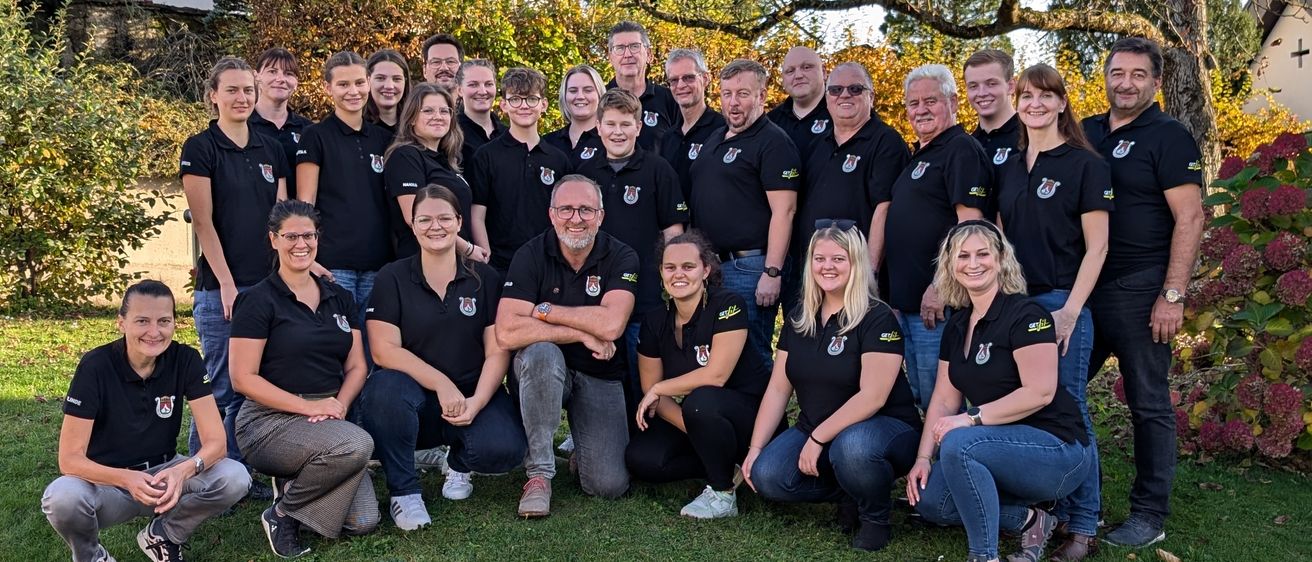 Bild enthält, People, Person, Groupshot, Grass, Pants, Adult, Male, Man, Boy, Teen