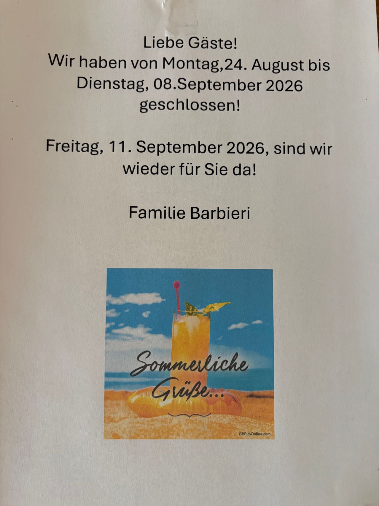 Ein Plakat mit einem tropischen Getränk am Strand, Text lautet 'Sommerliche Grüße...' und 'Familie Barbieri'. Das Plakat erwähnt auch eine Schließungszeit und Wiedereröffnungsdatum.