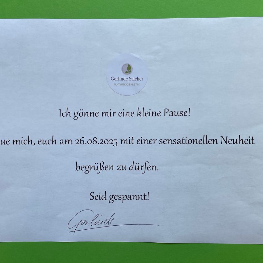 Eine weiße Karte mit grünem Rand zeigt eine Nachricht von Gerlinde Salcher Naturkosmetik, die eine Pause bis zum 26.08.2025 ankündigt. Die Nachricht lädt die Empfänger ein, sich mit einer sensationellen Neuheit zu treffen. Sie ist von Gerlinde unterzeichnet.