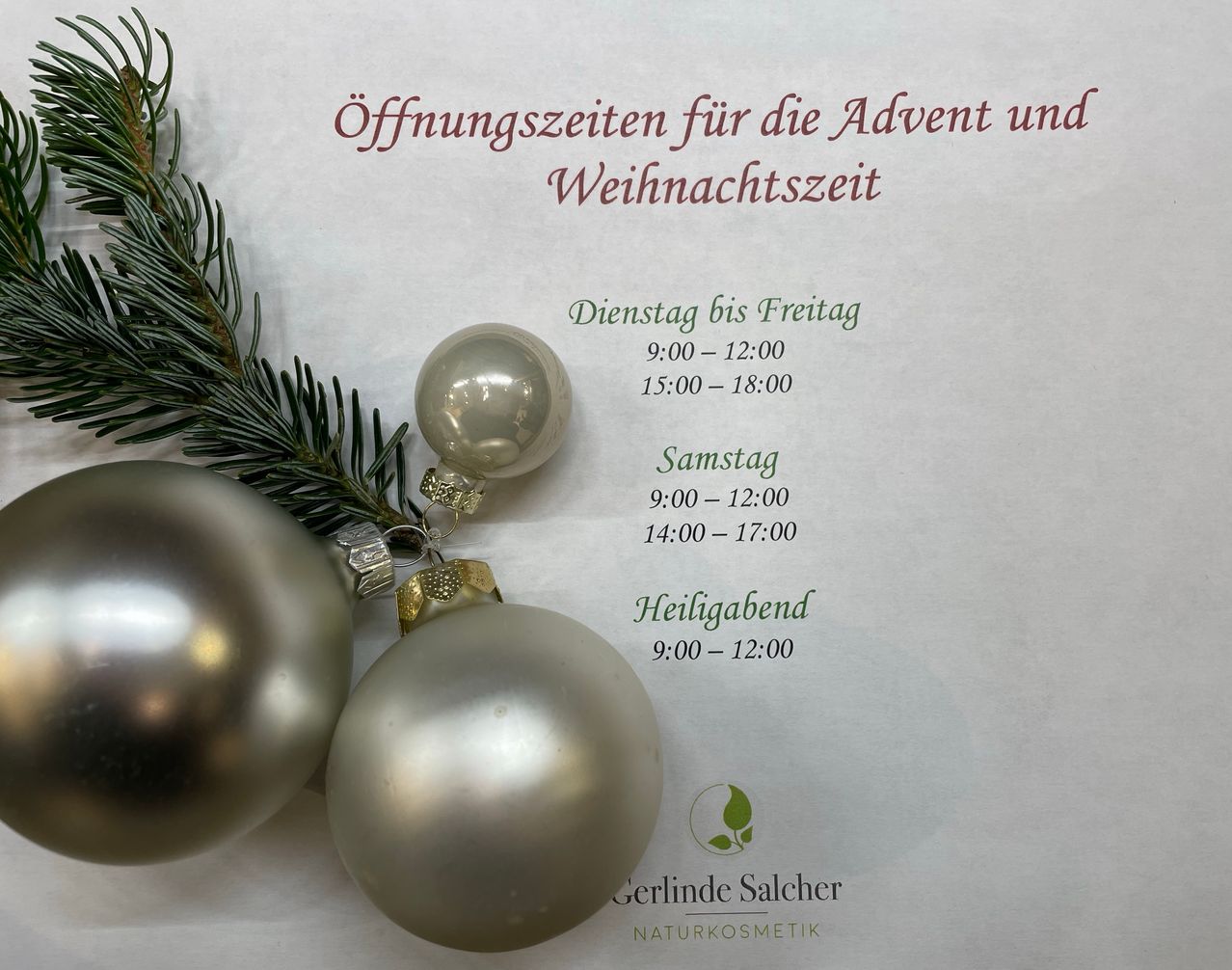 Ein weißes Papier zeigt die Öffnungszeiten für die Advents- und Weihnachtszeit an, mit drei silbernen Weihnachtskugeln auf der linken Seite. Die Öffnungszeiten sind von Dienstag bis Freitag, 9:00 Uhr bis 12:00 Uhr und 15:00 Uhr bis 18:00 Uhr. Samstags sind die Öffnungszeiten von 9:00 Uhr bis 12:00 Uhr und 14:00 Uhr bis 17:00 Uhr. Am Heiligabend sind die Öffnungszeiten von 9:00 Uhr bis 12:00 Uhr.